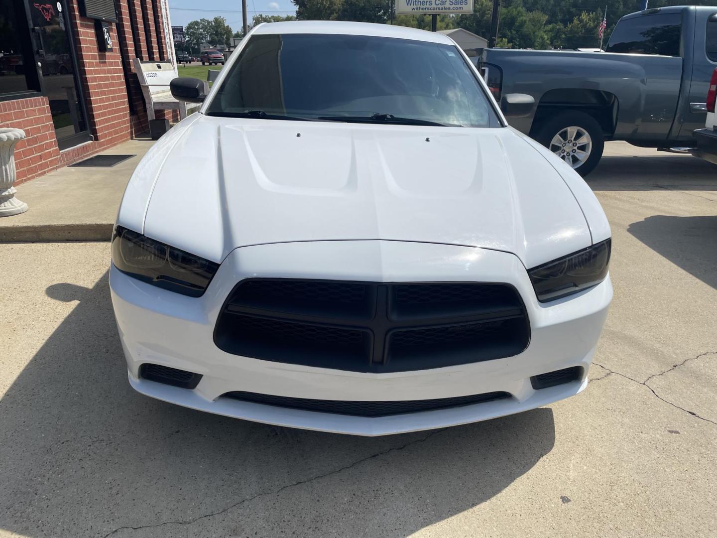 2014 White /Black Dodge Charger SE (2C3CDXBG9EH) with an 3.6L V6 DOHC 24V engine, 5-Speed Automatic transmission, located at 204 Hwy. 16 East, Carthage, MS, 39051, (601) 267-7277, 0.000000, 0.000000 - Photo#2