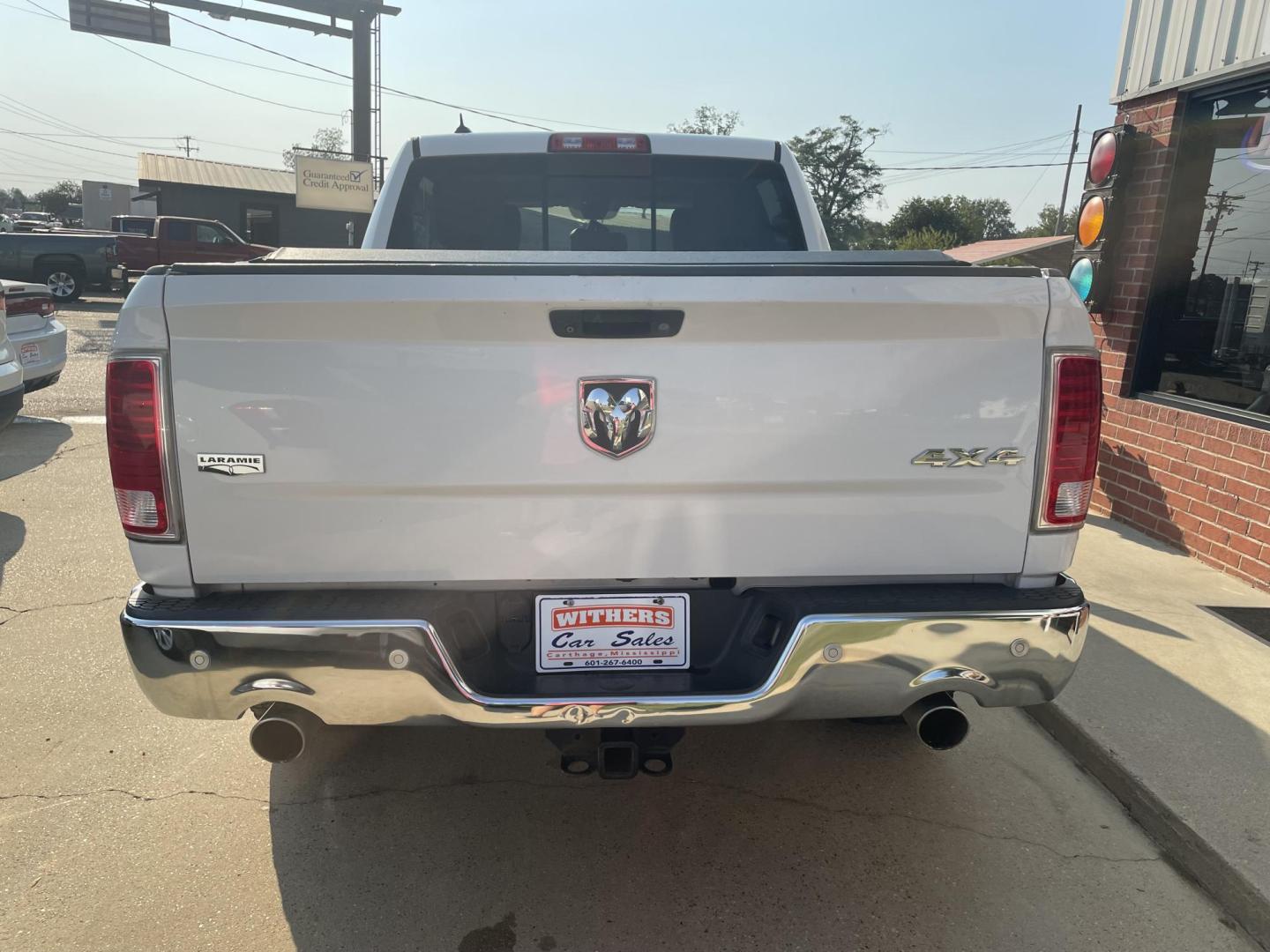 2014 White /Tan RAM 1500 Laramie Crew Cab SWB 4WD (1C6RR7NT0ES) with an 5.7L V8 OHV 16V engine, 6-Speed Automatic transmission, located at 204 Hwy. 16 East, Carthage, MS, 39051, (601) 267-7277, 0.000000, 0.000000 - Photo#3