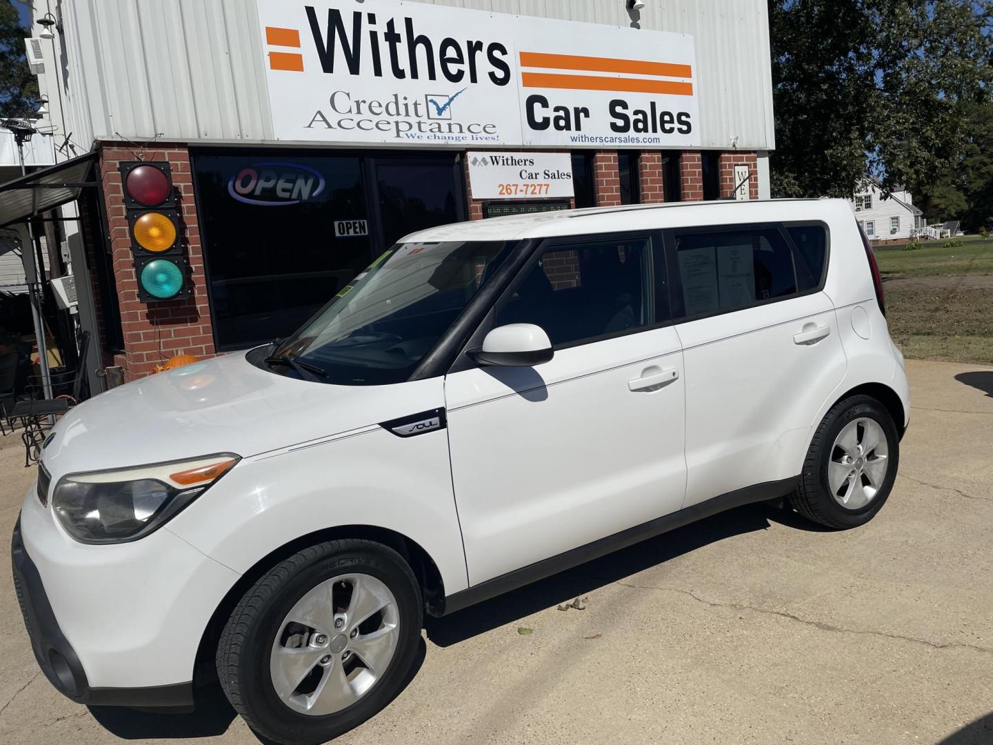 2015 White /Black Kia Soul Base (KNDJN2A25F7) with an 1.6L L4 DOHC 16V engine, Auto transmission, located at 204 Hwy. 16 East, Carthage, MS, 39051, (601) 267-7277, 0.000000, 0.000000 - Photo#0