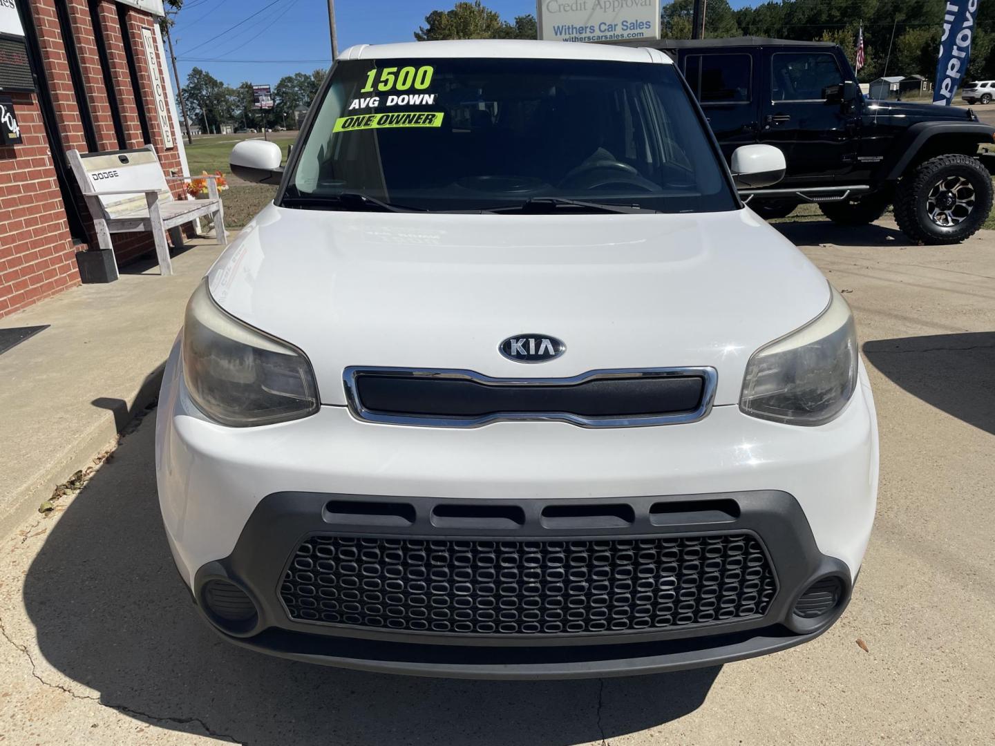 2015 White /Black Kia Soul Base (KNDJN2A25F7) with an 1.6L L4 DOHC 16V engine, Auto transmission, located at 204 Hwy. 16 East, Carthage, MS, 39051, (601) 267-7277, 0.000000, 0.000000 - Photo#2