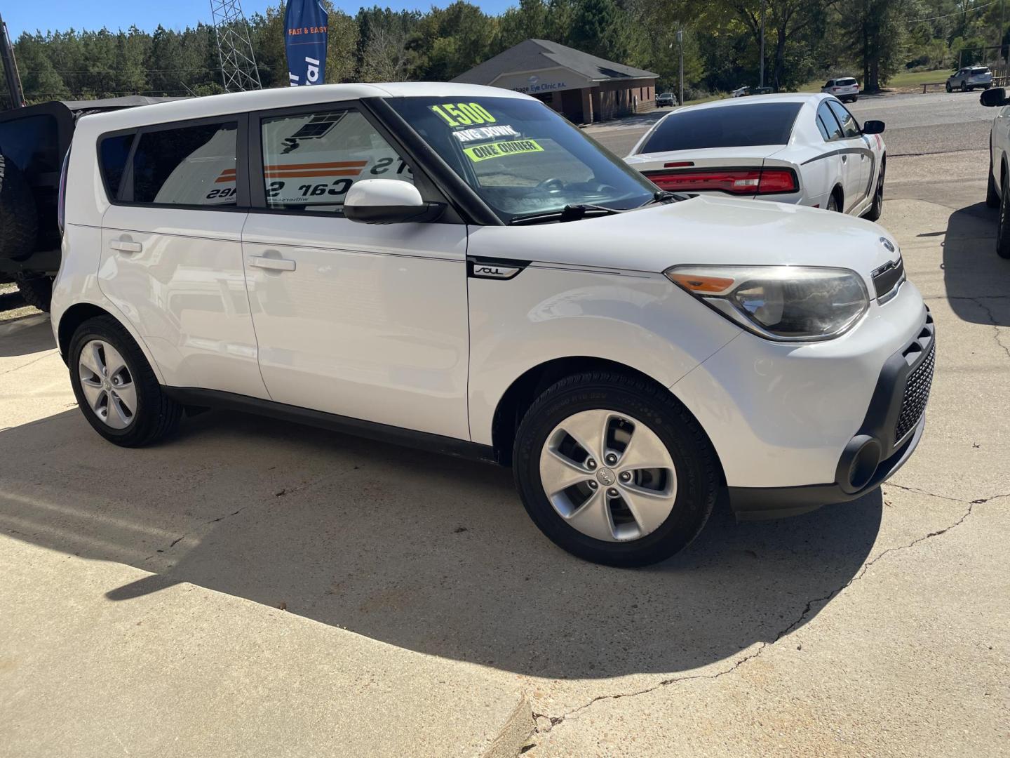 2015 White /Black Kia Soul Base (KNDJN2A25F7) with an 1.6L L4 DOHC 16V engine, Auto transmission, located at 204 Hwy. 16 East, Carthage, MS, 39051, (601) 267-7277, 0.000000, 0.000000 - Photo#1