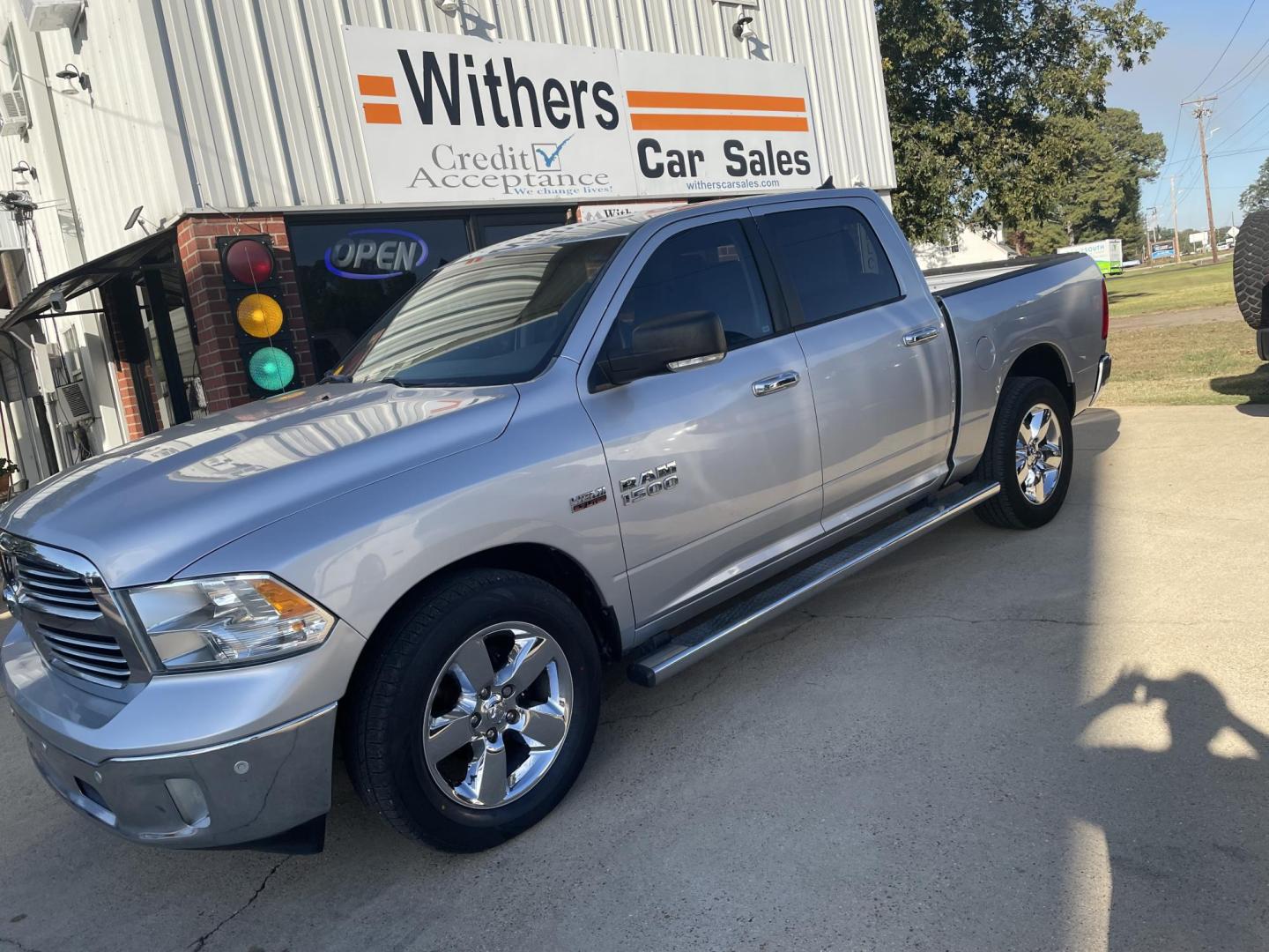 2016 White /Tan RAM 1500 SLT Crew Cab SWB 2WD (1C6RR6LT6GS) with an 5.7L V8 OHV 16V engine, 6A transmission, located at 204 Hwy. 16 East, Carthage, MS, 39051, (601) 267-7277, 0.000000, 0.000000 - Photo#0