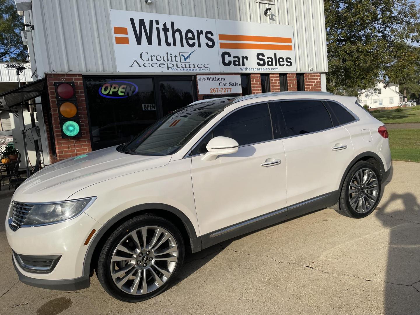 2016 White /Tan Lincoln MKX Reserve (2LMTJ6LR2GB) with an 3.7L V6 DOHC 24V engine, 6-Speed Automatic transmission, located at 204 Hwy. 16 East, Carthage, MS, 39051, (601) 267-7277, 0.000000, 0.000000 - Photo#0