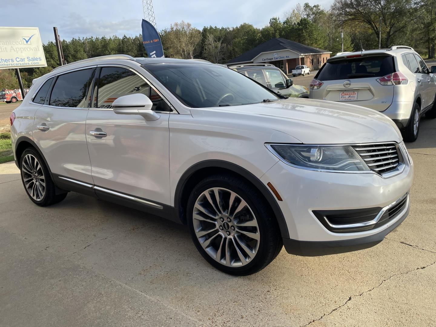 2016 White /Tan Lincoln MKX Reserve (2LMTJ6LR2GB) with an 3.7L V6 DOHC 24V engine, 6-Speed Automatic transmission, located at 204 Hwy. 16 East, Carthage, MS, 39051, (601) 267-7277, 0.000000, 0.000000 - Photo#4