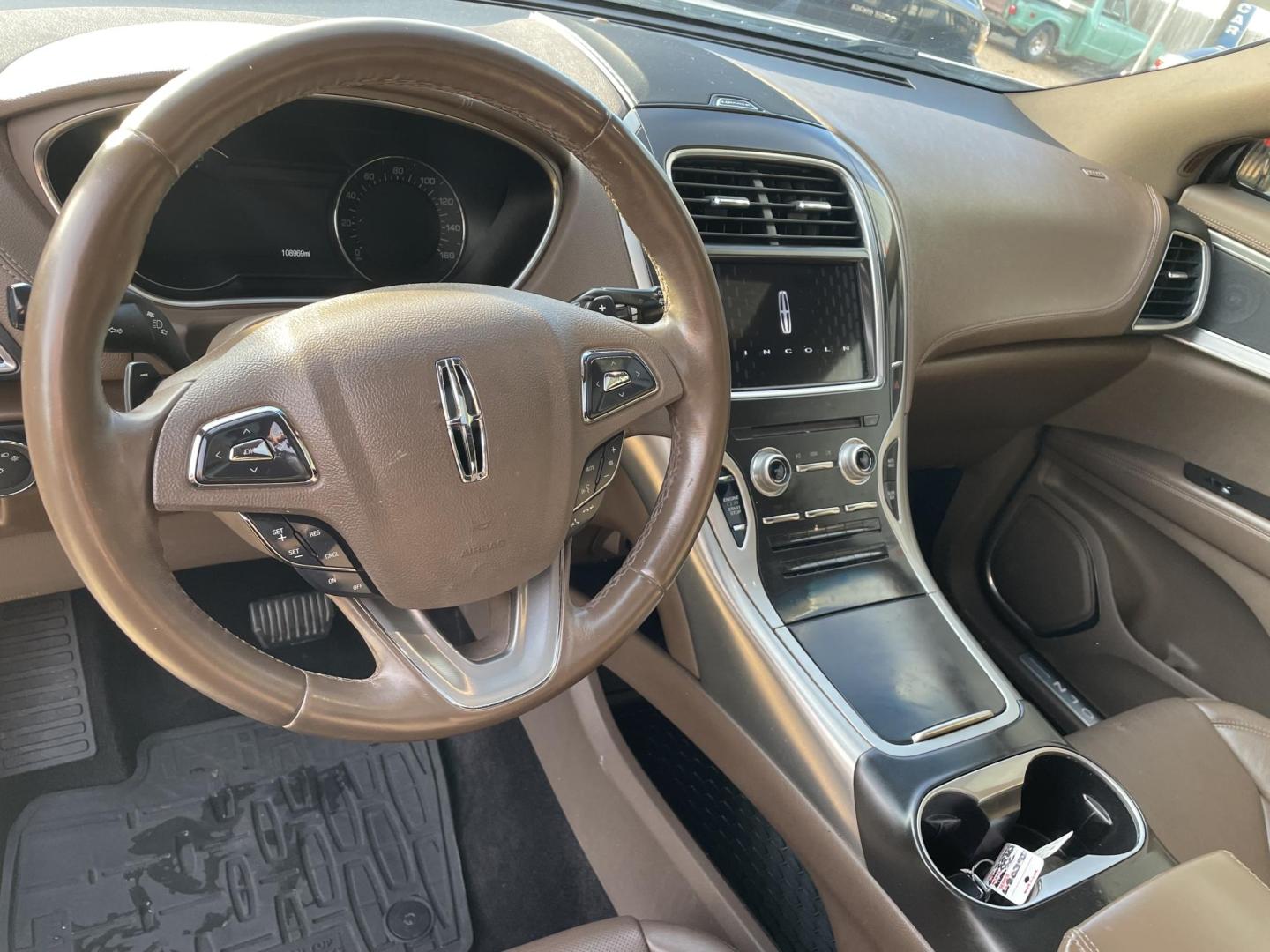 2016 White /Tan Lincoln MKX Reserve (2LMTJ6LR2GB) with an 3.7L V6 DOHC 24V engine, 6-Speed Automatic transmission, located at 204 Hwy. 16 East, Carthage, MS, 39051, (601) 267-7277, 0.000000, 0.000000 - Photo#6