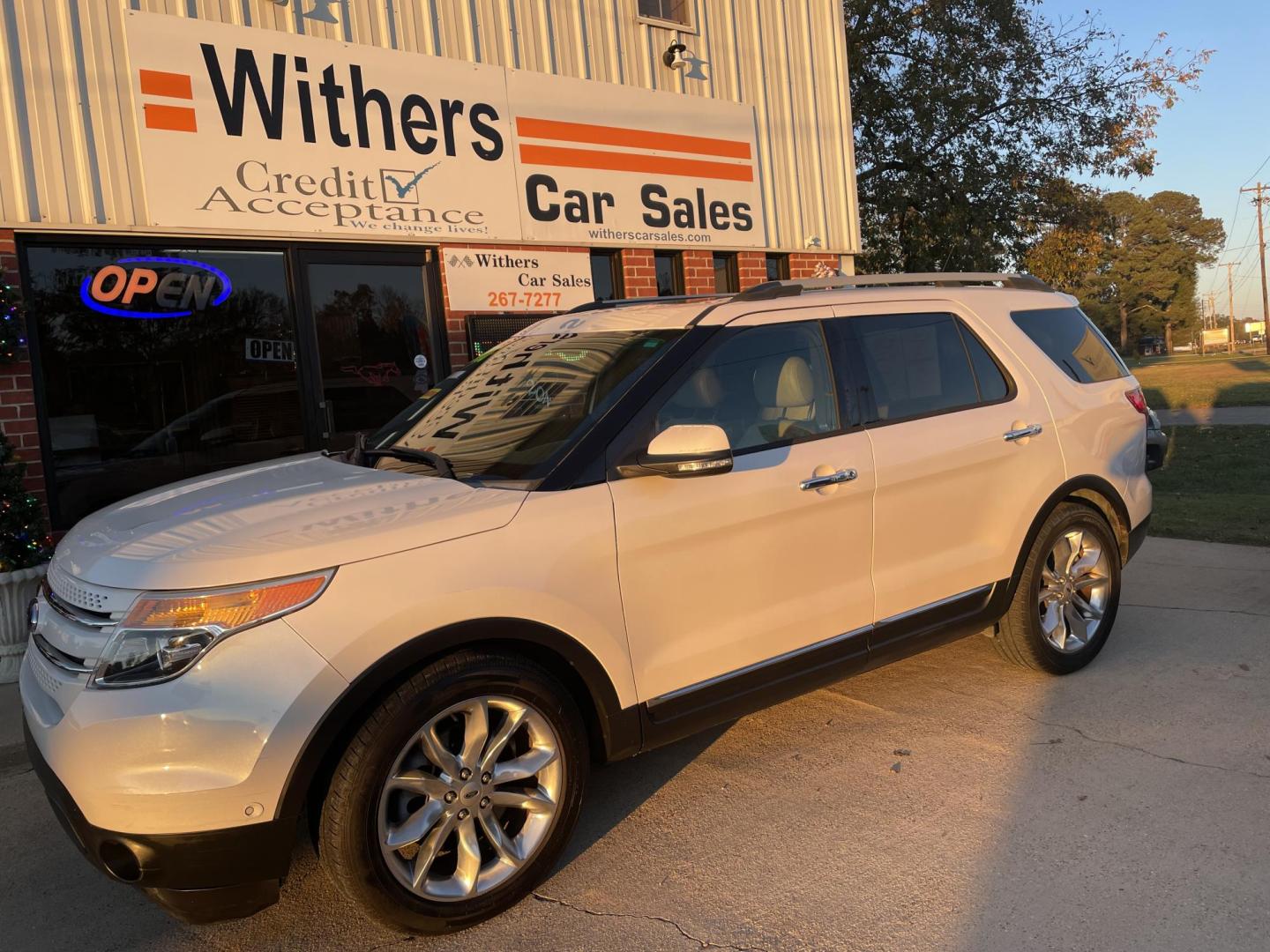 2015 White /Beige Ford Explorer Limited FWD (1FM5K7F88FG) with an 3.5L V6 DOHC 24V engine, 6-Speed Automatic transmission, located at 204 Hwy. 16 East, Carthage, MS, 39051, (601) 267-7277, 0.000000, 0.000000 - Photo#0