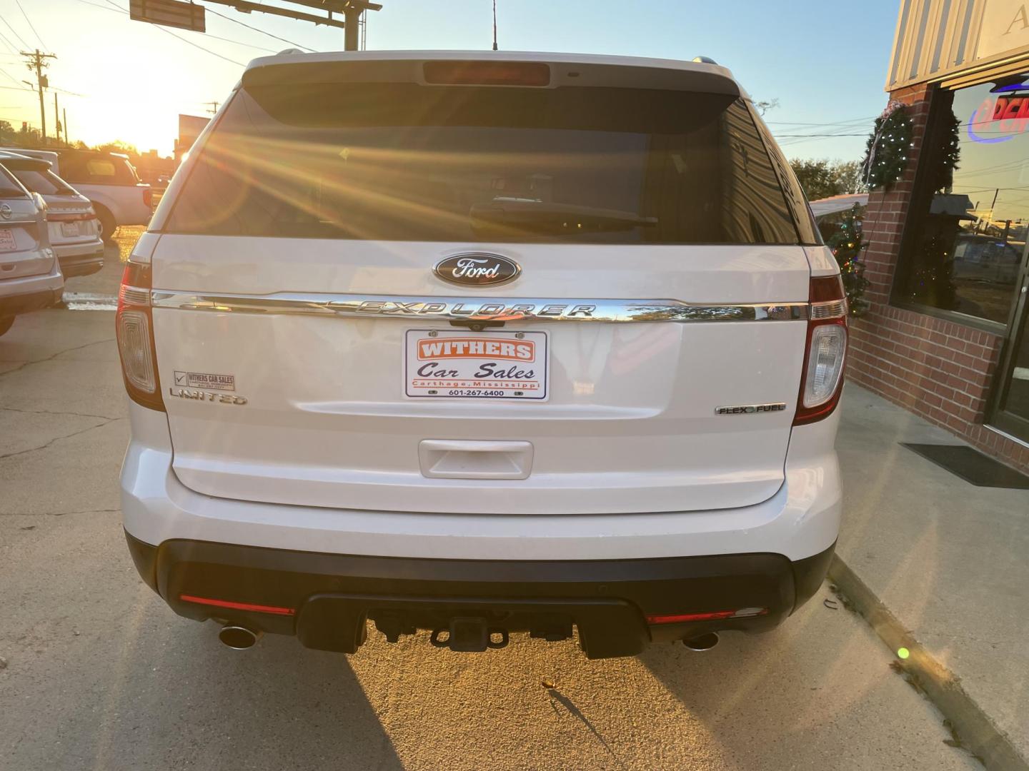 2015 White /Beige Ford Explorer Limited FWD (1FM5K7F88FG) with an 3.5L V6 DOHC 24V engine, 6-Speed Automatic transmission, located at 204 Hwy. 16 East, Carthage, MS, 39051, (601) 267-7277, 0.000000, 0.000000 - Photo#3