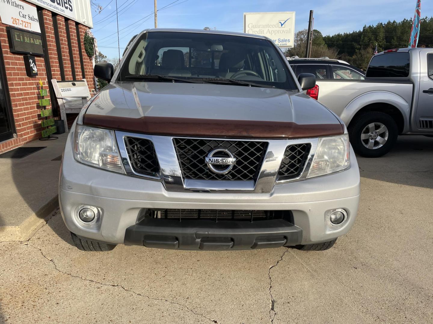 2015 Silver /Gray Nissan Frontier S Crew Cab 5AT 2WD (1N6AD0ER8FN) with an 4.0L V6 DOHC 24V engine, 5-Speed Automatic transmission, located at 204 Hwy. 16 East, Carthage, MS, 39051, (601) 267-7277, 0.000000, 0.000000 - Photo#2