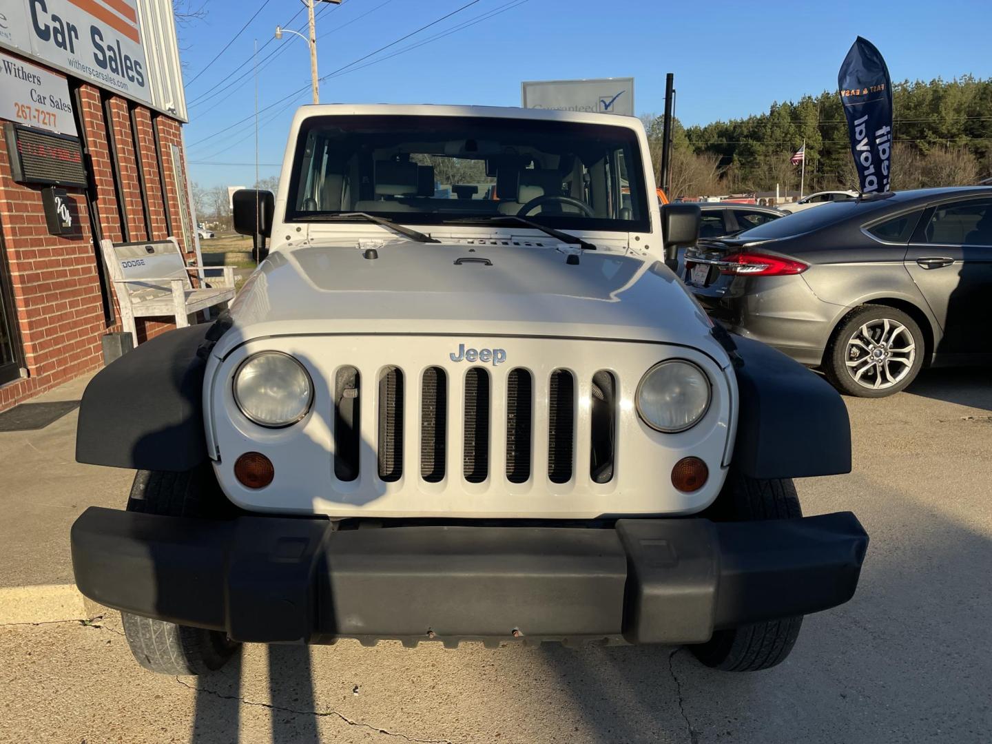 2009 White /Black Jeep Wrangler X (1J4FA24129L) with an 3.8L V6 OHV 12V engine, Auto transmission, located at 204 Hwy. 16 East, Carthage, MS, 39051, (601) 267-7277, 0.000000, 0.000000 - Photo#2