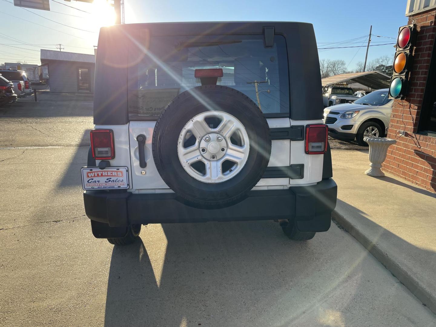 2009 White /Black Jeep Wrangler X (1J4FA24129L) with an 3.8L V6 OHV 12V engine, Auto transmission, located at 204 Hwy. 16 East, Carthage, MS, 39051, (601) 267-7277, 0.000000, 0.000000 - Photo#3