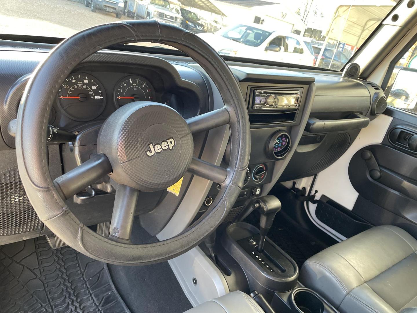 2009 White /Black Jeep Wrangler X (1J4FA24129L) with an 3.8L V6 OHV 12V engine, Auto transmission, located at 204 Hwy. 16 East, Carthage, MS, 39051, (601) 267-7277, 0.000000, 0.000000 - Photo#5