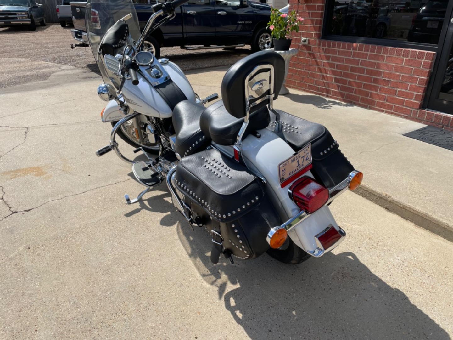 2006 White Harley-Davidson FLSTCI - (1HD1BWB1X6Y) with an 1450CC engine, 5 speed transmission, located at 204 Hwy. 16 East, Carthage, MS, 39051, (601) 267-7277, 0.000000, 0.000000 - CASH SALE ONLY - Photo#4